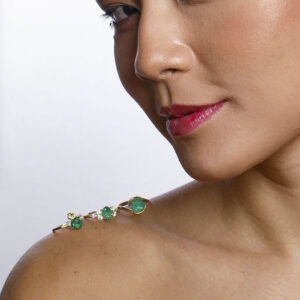 ANEL ESMERALDA OVAL E DIAMANTES EM OURO AMARELO 18K