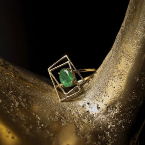ANEL QUADRADO ESMERALDA OVAL OURO AMARELO 18K
