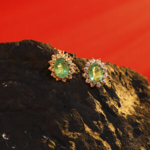 BRINCO ESMERALDA OVAL COM DIAMANTES